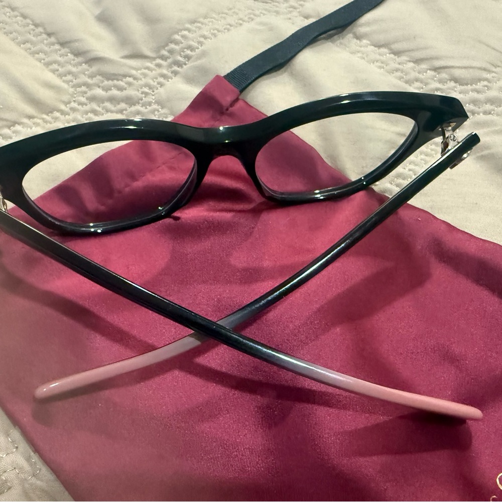 Gucci Women's Elegant Black Frames - image 5